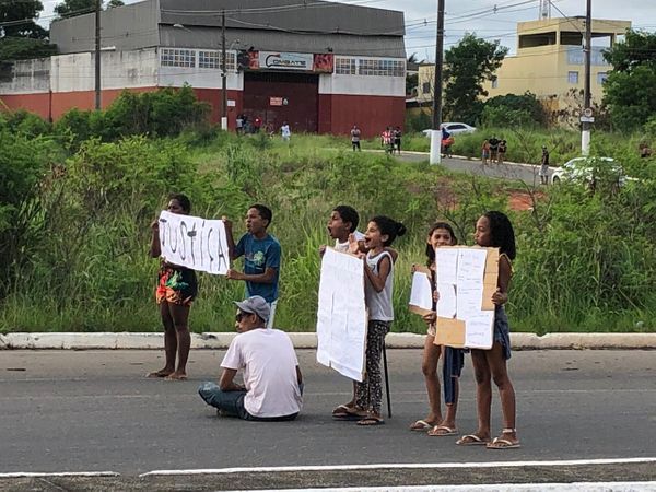 Moradores fazem novo protesto na ES 010 após morte de criança atropelada na Serra por Alberto Borem