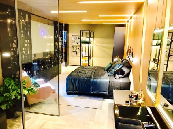 Neste loft de Rabello, os cobogós modernos separam quarto e sala. Crédito: Divulgação