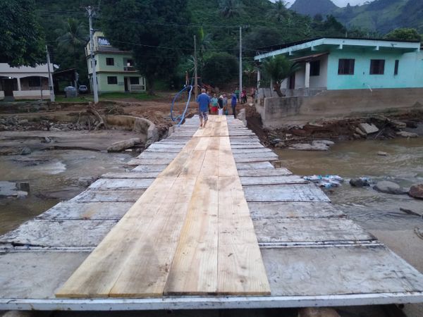 Prefeitura fez ponte provisória na localidade de Bom Destino nesta terça (10). Crédito: Pedro Lourencini