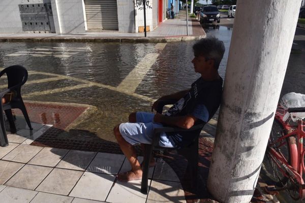Ruas são tomadas de água no bairro Ilha de Santa Maria  por Victor Jubini 