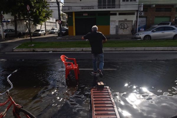 Ruas são tomadas de água no bairro Ilha de Santa Maria  por Victor Jubini 
