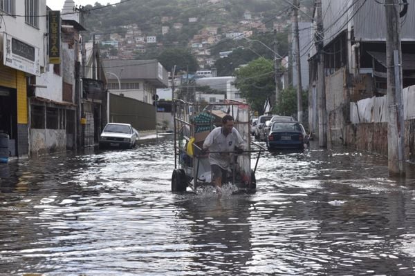 Ruas são tomadas de água no bairro Ilha de Santa Maria  por Victor Jubini 