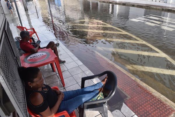 Ruas são tomadas de água no bairro Ilha de Santa Maria  por Victor Jubini 