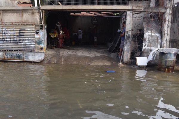 Ruas são tomadas de água no bairro Ilha de Santa Maria  por Victor Jubini 