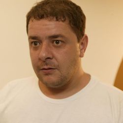 Após a votação, parlamentares entraram em confronto; aliados do governo tentaram protestar na mesa diretora e a oposição reagiu; sessão foi suspensa