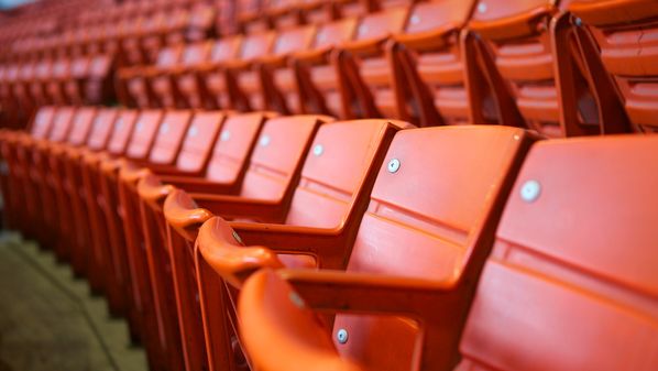 Clubes ingleses colocam funcionários e jogadores de licença para governo pagar 80% dos salários no limite R$ 16 mil libras por mês