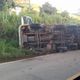 Imagem - Carreta carregada com granito tomba em rodovia de Cachoeiro