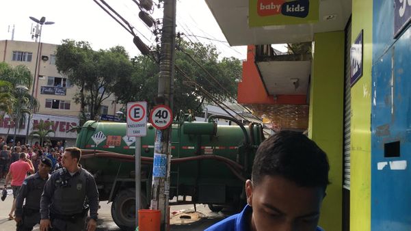 Caminhão carregado com resíduo de limpeza de caixas sépticas atinge loja em Cariacica  por Internauta 