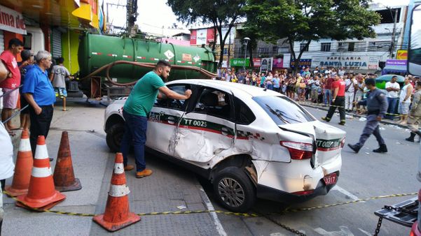 Caminhão carregado com resíduo de limpeza de caixas sépticas atinge loja em Cariacica  por Daniel Pasti 