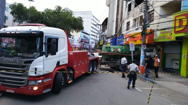 Caminhão carregado com resíduo de limpeza de caixas sépticas atinge loja em Cariacica  por Daniel Pasti 