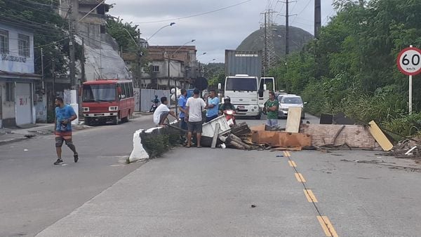 Moradores da região realizaram um protesto na estrada de Capuaba nesta semana. Crédito: Internauta