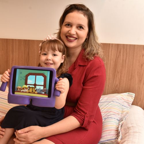 Médicos alertam para riscos do uso intenso de internet e TV por crianças
