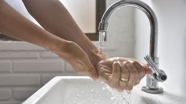 Em algumas áreas, diariamente o abastecimento é retomado apenas por duas horas a cada turno, de manhã e à noite. É curto o tempo para ter o essencial para a cozinha, para lavar as mãos ou para tomar banho