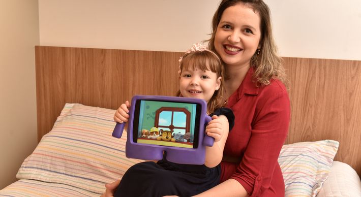 O uso excessivo de telas, como celulares, tablets e games, afeta a saúde das novas gerações. Especialistas indicam como famílias podem intervir