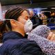 Imagem - Artistas viajam com máscaras para se protegerem do novo coronavírus