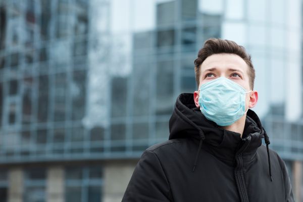 Data: 12/03/2020 - Homem usa máscara para se proteger do coronavírus. Freepik
