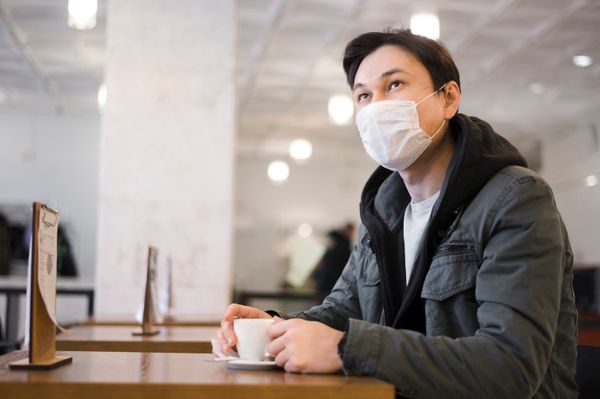 Data: 12/03/2020 - Homem usa máscara para se proteger do coronavírus. Freepik