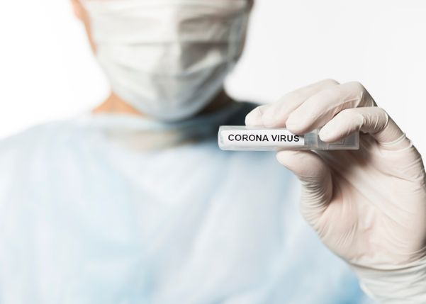 Data: 12/03/2020 - Profissional em laboratório realiza teste de coronavírus. Freepik