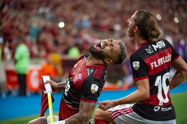 Gabigol e Felipe Luís vibraram muito após o segundo gol da vitória rubro-negra. Crédito: Alexandre Vidal/Flamengo