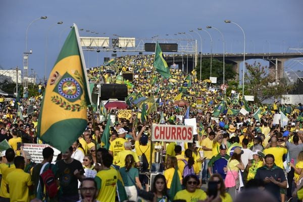 Manifestação pró-governo Bolsonaro em 2019, na Terceira Ponte