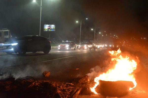 Manifestantes atearam fogo em pneus para interditar a pista. Crédito: Fernando Madeira