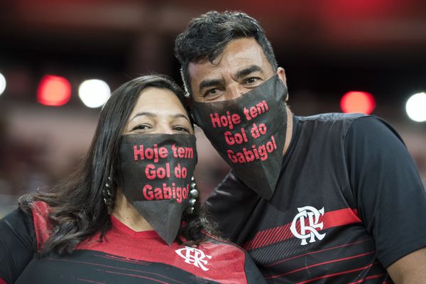 Torcida do Flamengo brincou ao usar máscaras nas arquibancadas do Maracanã na vitória sobre o Barcelona-EQU . Crédito: Delmiro Junior/Photo Premium/Agencia O Globo