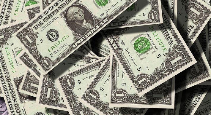 No encerramento, após subir 2,60% nos últimos dois dias, o dólar à vista terminou em leve alta de 0,09%, cotado em R$ 5,7671