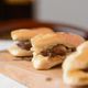 Imagem - Confira receita de pão de alho com coração de galinha na brasa