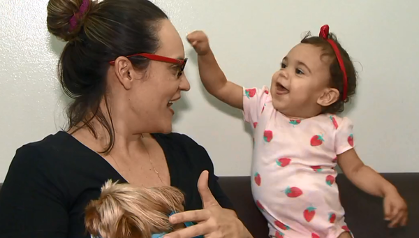 A mãe Mariani Viganor com a pequena Laura e o cachorrinho Benja. Crédito: Reprodução TV Gazeta