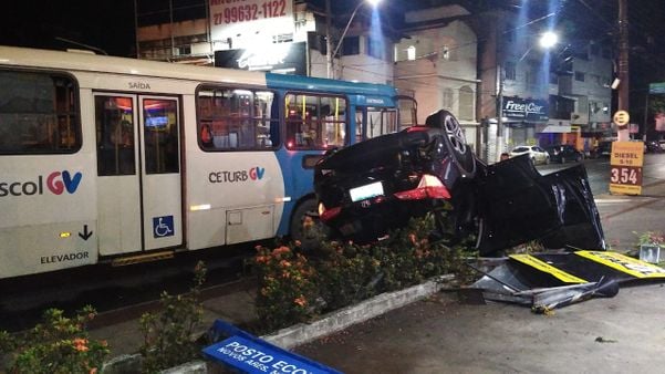 Acidente na avenida Luciano das Neves envolveu um ônibus. Crédito: Internauta