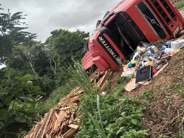 Carreta carregada com madeira tomba em rodovia de Nova Venécia . Crédito: Édson Gomes da Conceição