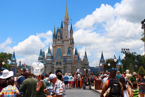 Castelo em parque da Disney: fechamento tem provocado cancelamento de viagens