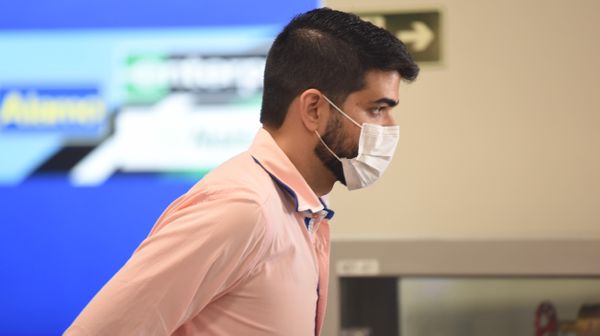 Passageiros usam máscaras de proteção contra coronavírus no aeroporto de Vitória . Crédito: Ricardo Medeiros