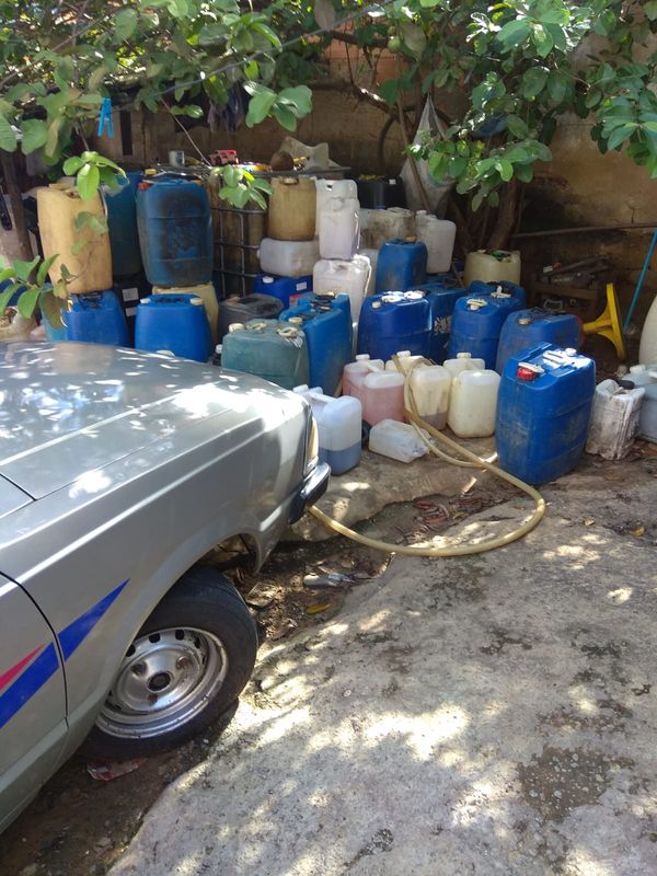 Dezenas de galões, vazios e com combustível, foram encontrados no quintal de uma casa na Serra por Divulgação | Polícia Civil
