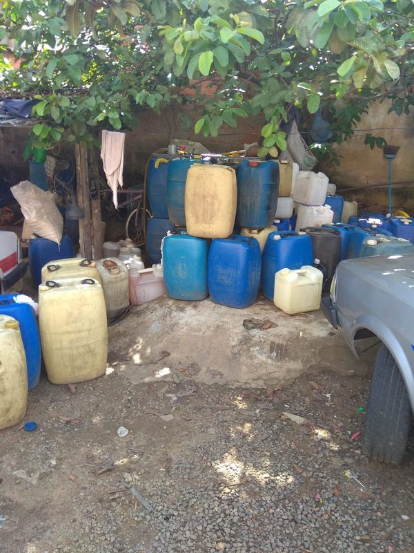 Dezenas de galões, vazios e com combustível, foram encontrados no quintal de uma casa na Serra por Divulgação | Polícia Civil