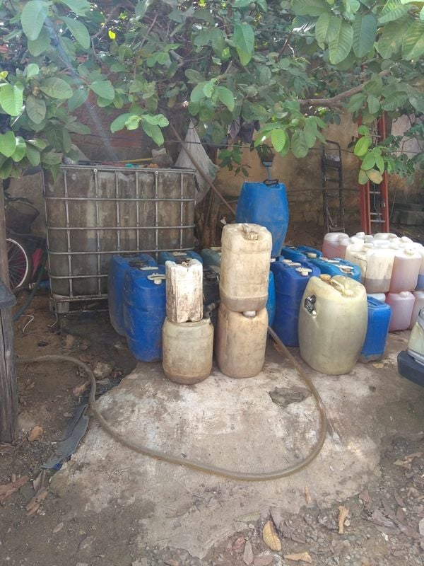 Dezenas de galões, vazios e com combustível, foram encontrados no quintal de uma casa na Serra por Divulgação | Polícia Civil