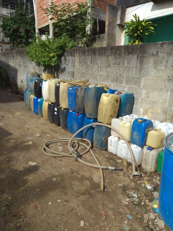 Dezenas de galões, vazios e com combustível, foram encontrados no quintal de uma casa na Serra por Divulgação | Polícia Civil