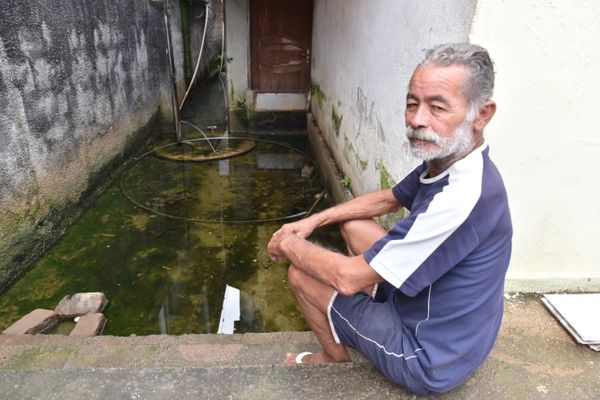 Erik Dantas Leite, 64, aposentado, mora em Paul desde criança e relata que durante toda vida sofreu com os alagamentos no bairro. Crédito: Fernando Madeira