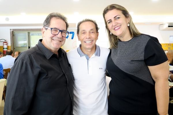 José Luiz Kfuri, o aniversariante Valdecir Torezani e Renata Zoppe. Crédito: Mônica Zorzanelli