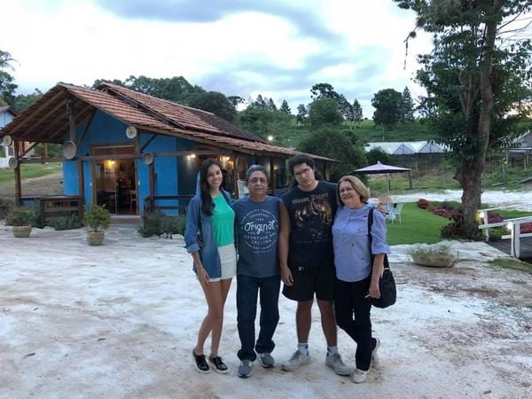 Médico Freddy Rolando Rojas Rioja com família. Crédito: Acervo pessoal