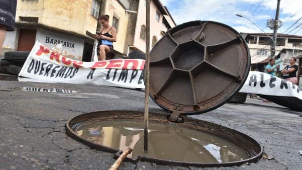 Moradores mostram bueiro entupido e prestes a transbordar. Eles apontam a obstrução das galerias como problema. Crédito: Fernando Madeira