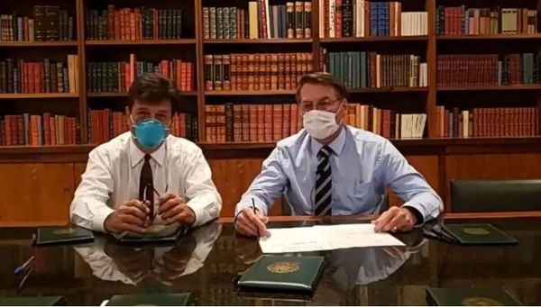 Presidente Jair Bolsonaro e o ministro da Saúde, Luiz Henrique Mandetta, usaram máscaras cirúrgicas em live no Facebook. Crédito: Reprodução/Facebook