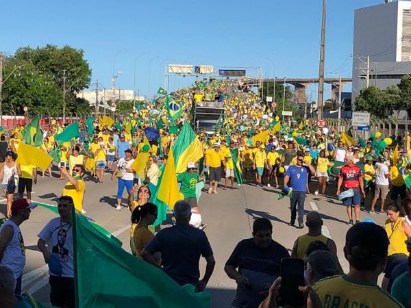 Manifestantes pró-Bolsonaro atravessam a Terceira Ponte. Crédito: Adalberto Cordeiro