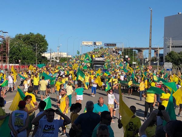 Manifestantes pró-Bolsonaro atravessam a Terceira Ponte. Crédito: Adalberto Cordeiro