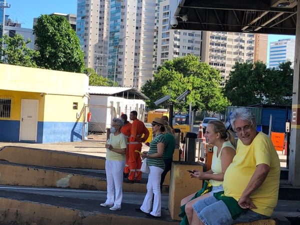 Manifestantes pró-Bolsonaro usam máscaras durante ato na Terceira Ponte. Crédito: Adalberto Cordeiro