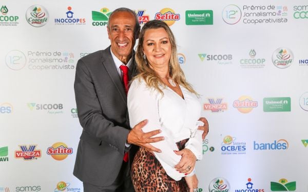Carlos André de Oliveira e a aniversariante Rose Favalessa: parabéns pra você!. Crédito: DIVULGAÇÃO