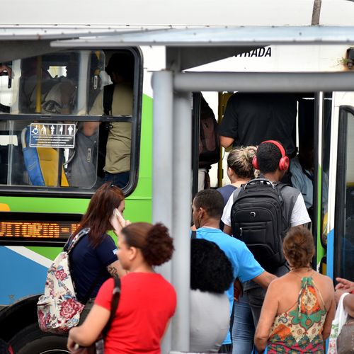 Governo liberou a abertura de algumas atividades comerciais, como lojas de materiais de construção, de serviços automotivos e de chocolates. Mas elas vão ter que funcionar em horários alternativos