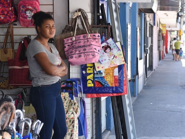 Na Avenida Jerônimo Monteiro, no Centro da Capital, a vendedora de braços cruzados comprova a queda do movimento no comércio antes da decretação do fechamento por causa da  pandemia do coronavírus.  por Ricardo medeiros