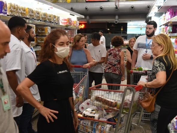 Os clientes do supermercado não evitaram o distanciamento. por Ricardo Medeiros