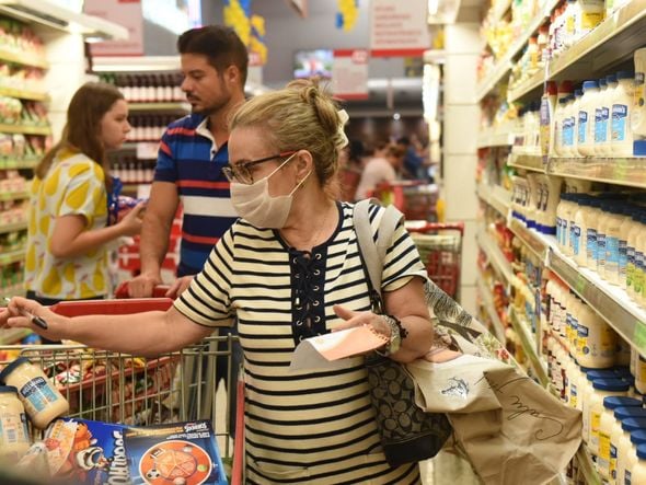 Durante a pandemia de coronavírus o movimento de clientes nos supermercados cresceu. Ver clientes usando máscaras de proteção se tornou algo comum. por Ricardo Medeiros
